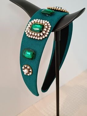 LOVELY EMERALD COLORED HEADBAND NWOT